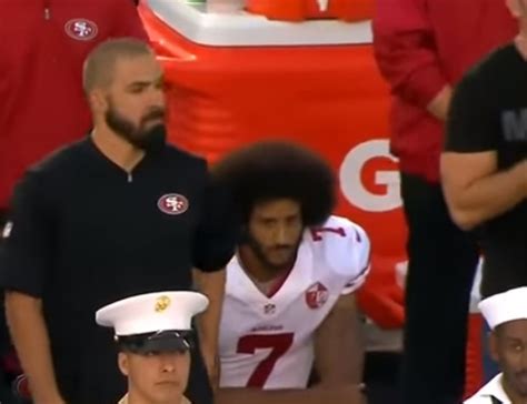 nike footballeer knielt niet tijdens volkslied|Knielende mensenrechtenactivist Kaepernick is het gezicht van .